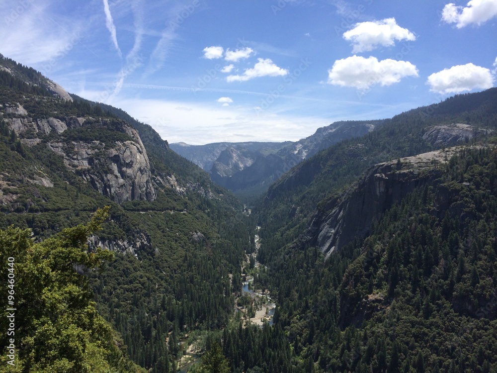 Blick auf den Merced River und das Yosemite Valley im Yosemite National Park