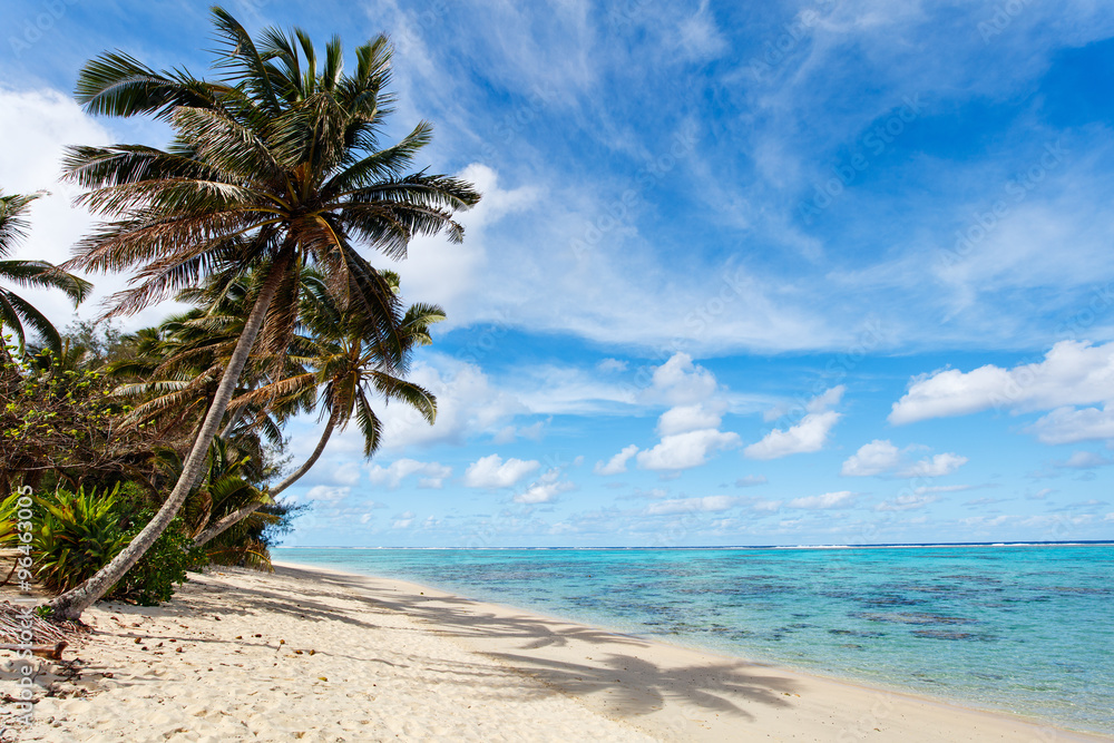 Obraz premium Beautiful tropical beach at exotic island in South Pacific