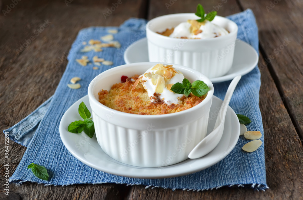 Cherry crumble with almonds Cherry crumble with almonds