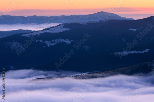 Fototapeta Naklejka Na Ścianę i Meble -  Dawn in the mountains