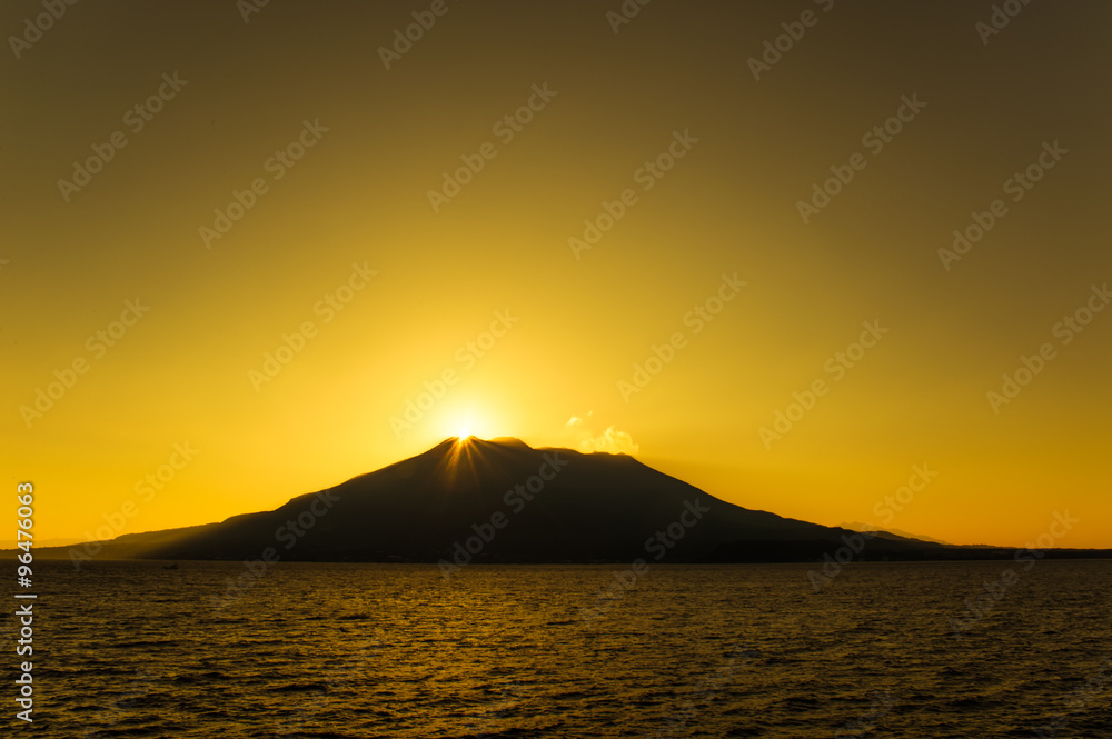 Fototapeta premium 桜島_黄金色の夜明け