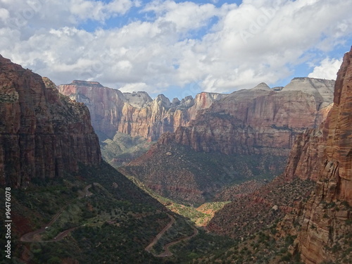 Route passant entre montagnes et canyon