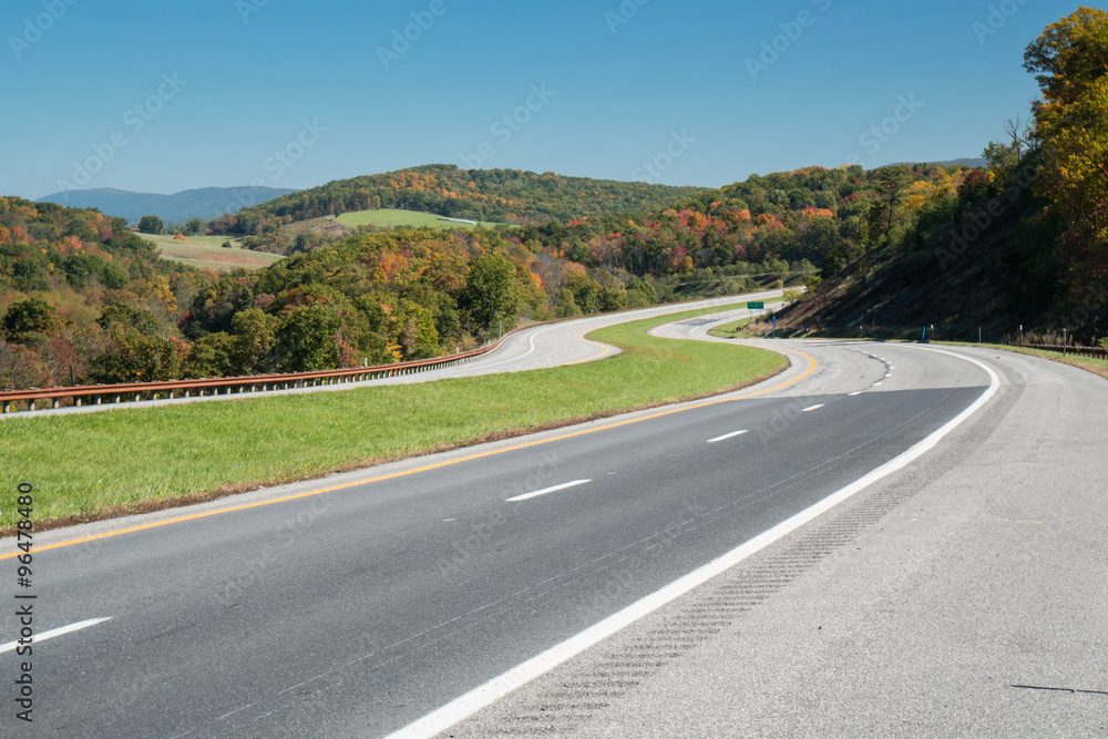 Obraz premium Long Winding Highway in Autumn