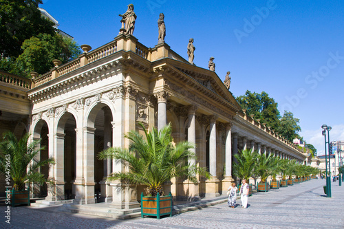 Foto neo-renaissance Mill collonade (Mlynska kolonada) in spa town Karlovy Vary, West Bohemia, Czech republic