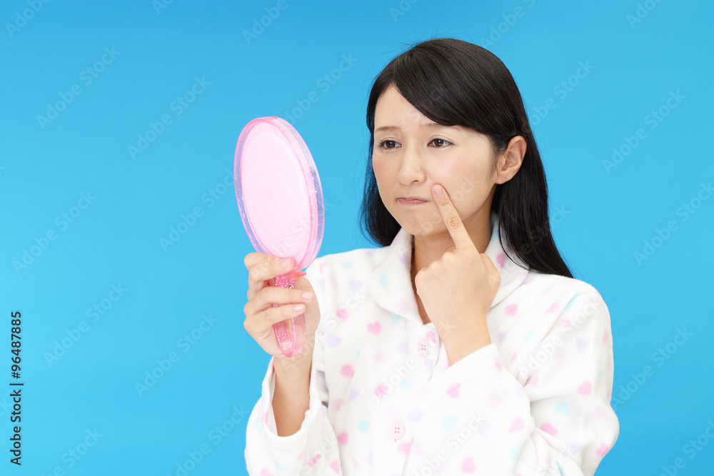 顔のシワを気にする女性 顔のシワを気にする女性