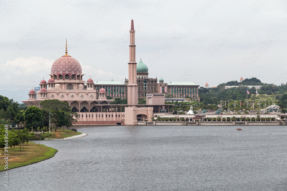 Obraz premium Putra Mosque, Perdana Putra and Dataran Putra in Putrajaya