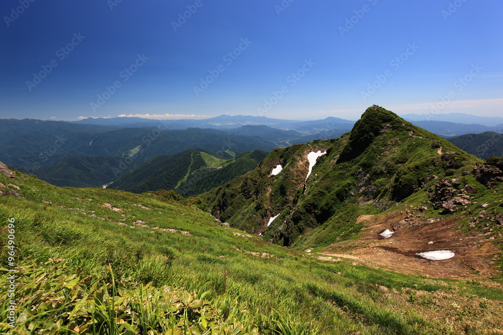 Naklejka premium 山と青空