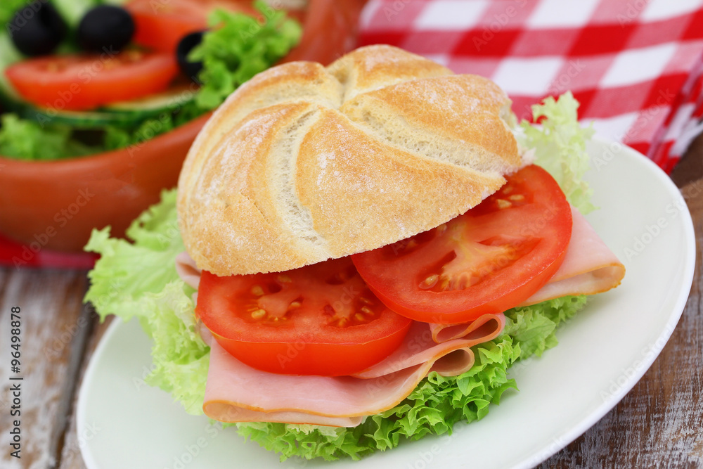 Bread roll with smoked ham, lettuce and tomatoes
Bread roll with smoked ham, lettuce and tomatoes