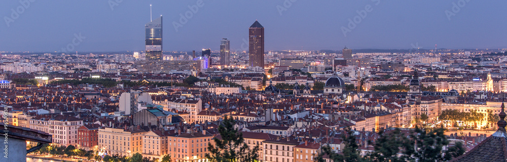 Naklejka premium Lyon, panorama nocturne de la ville