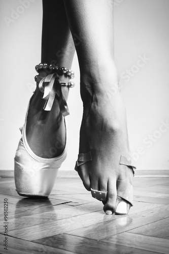 Canvas Print Feet of dancing ballerina