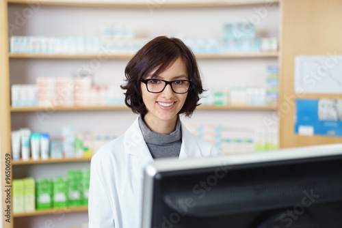 lächelnde pharmazeutin in der apotheke photo