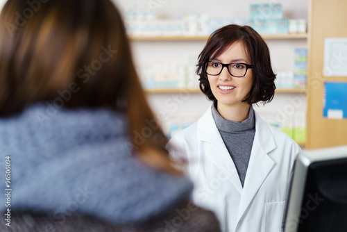 apothekerin berät eine kundin photo