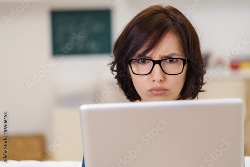 Картината върху платно frau schaut wütend auf ihren laptop