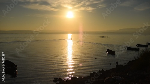 balıkçı teknesinin gündoğumunda işe başlaması photo