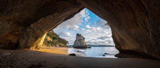 Poster Cathedral Cove Witte rotsen Cathedral Cove kustlijn  © thomaslusth