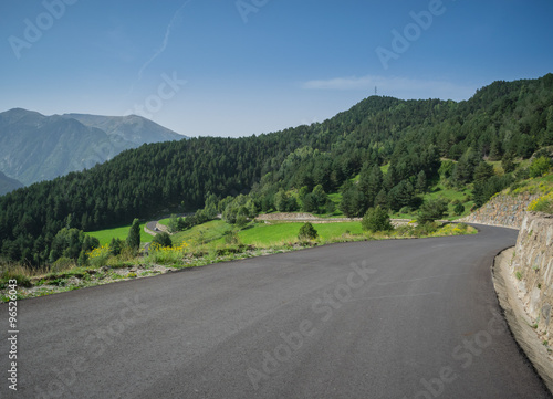 Carretera reciente asfaltada en medio de las montañas