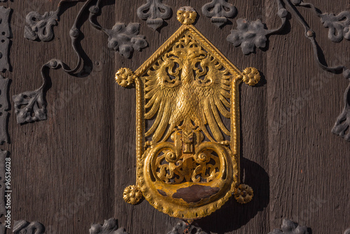 Goldenes Wappen auf Holztüre © driendl