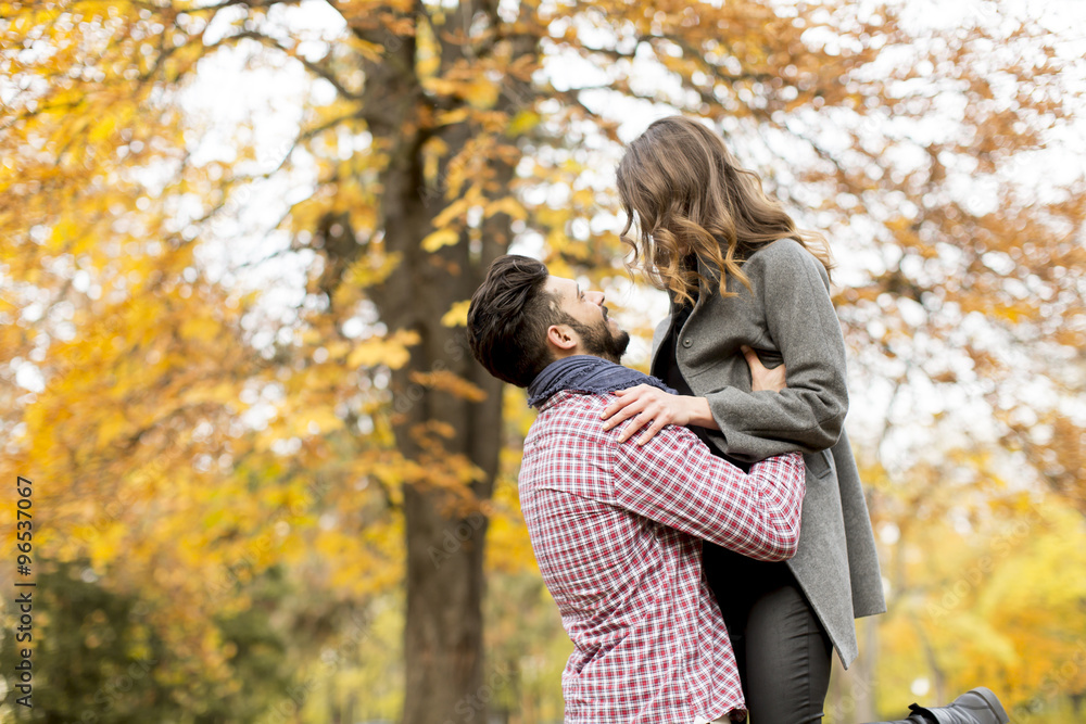 Fototapeta premium Young couple in the autumn park