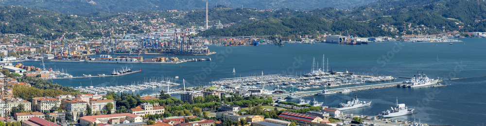 Fototapeta premium panoramiczny widok na port La Spezia we Włoszech