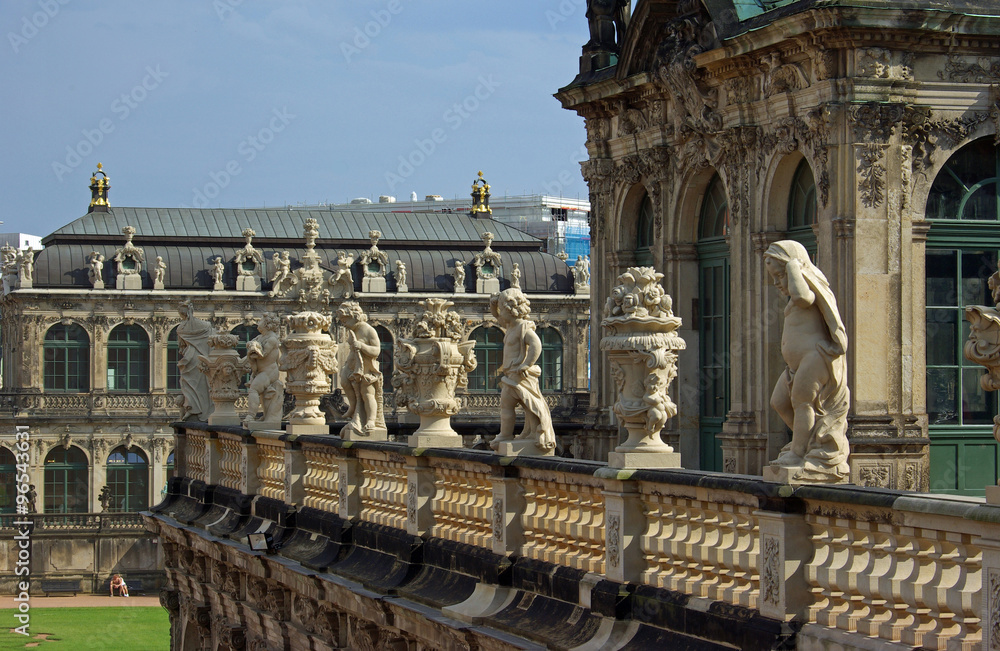 Dresde, terrasse et statues du palais baroque du Zwinger, Allemagne