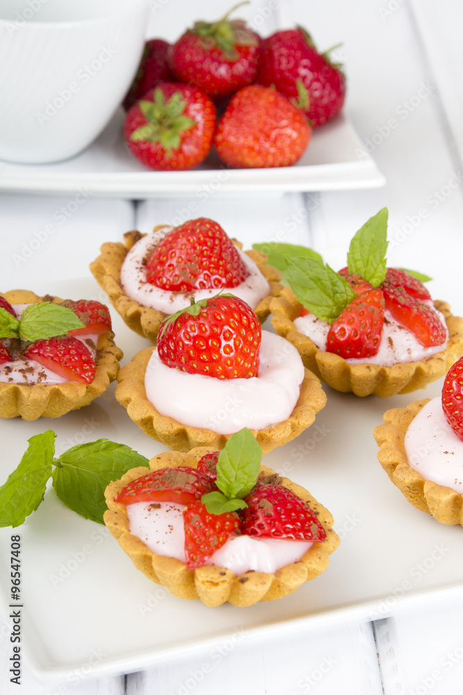 cupcakes with strawberries cupcakes with strawberries