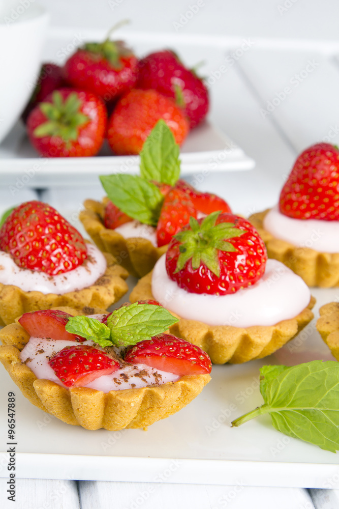 cupcakes with strawberries cupcakes with strawberries