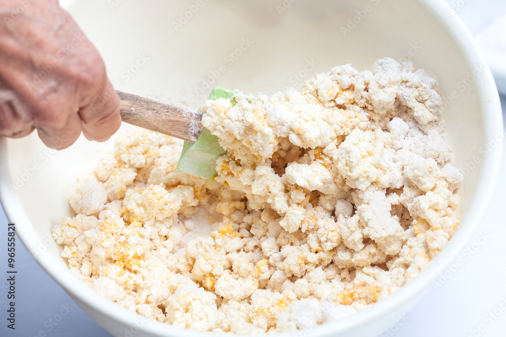 Mezclando los ingredientes para preparar pandeyucas Mezclando los ingredientes para preparar pandeyucas