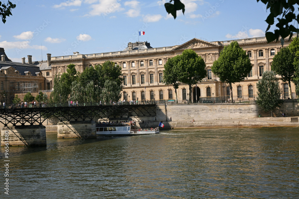 Naklejka premium Paryż, Luwr i Most Akademii z drugiej strony Sekwany