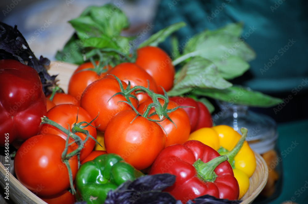 Composition with raw vegetables