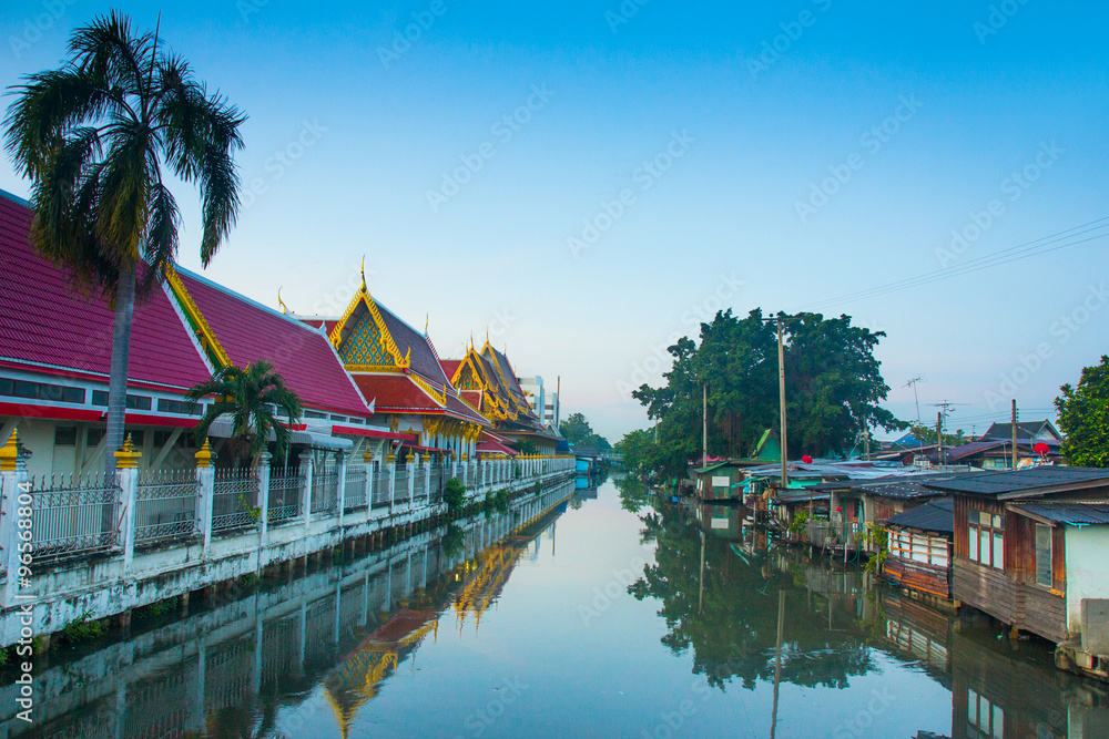 Obraz premium river temple thailand