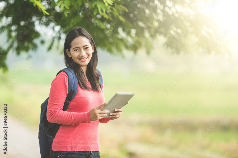 Obraz premium Asian students using tablet outdoor