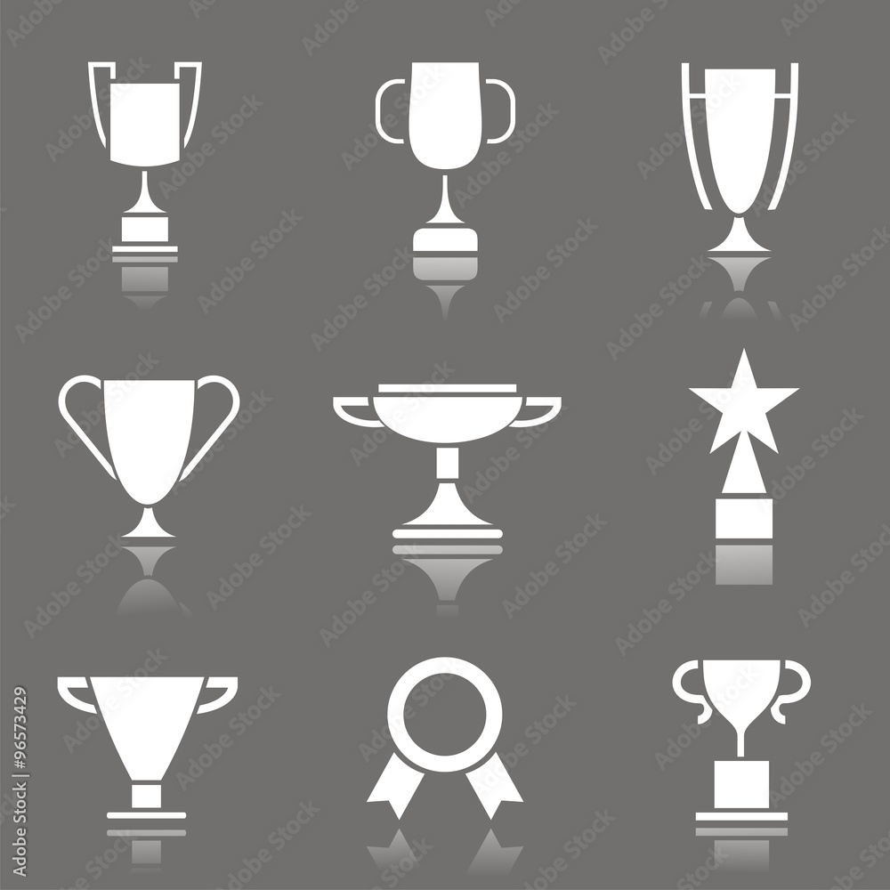 Conjunto de iconos de trofeos y premios sobre fondo negro con reflejo Conjunto de iconos de trofeos y premios sobre fondo negro con reflejo