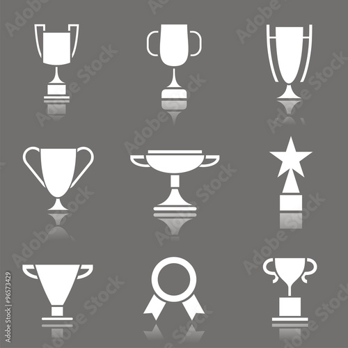 Conjunto de iconos de trofeos y premios sobre fondo negro con reflejo