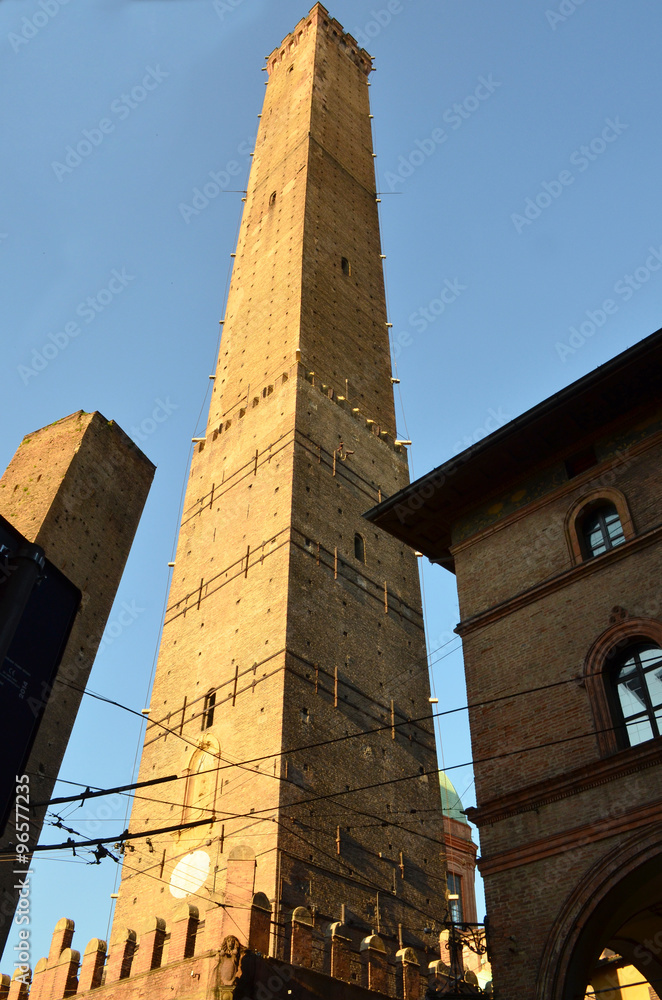 Падающая башня в Равенне. Италия