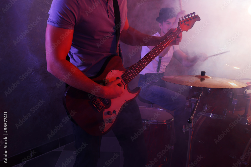 Obraz premium Musicians playing musical instruments in a studio