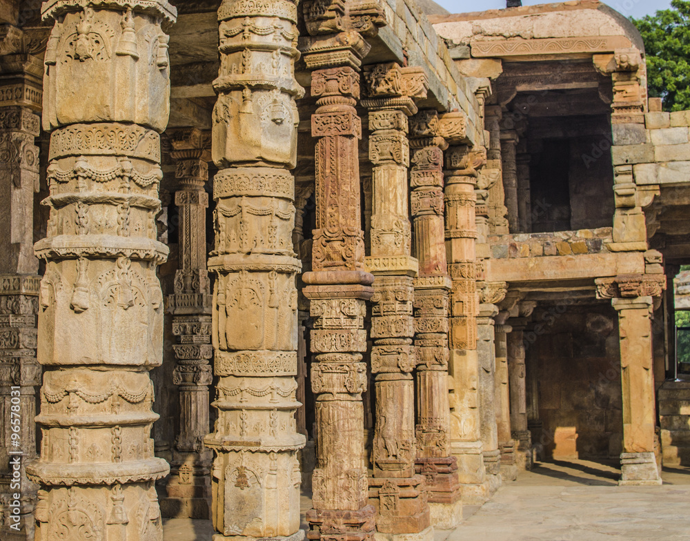 column arches, historical place Kutb - Minar