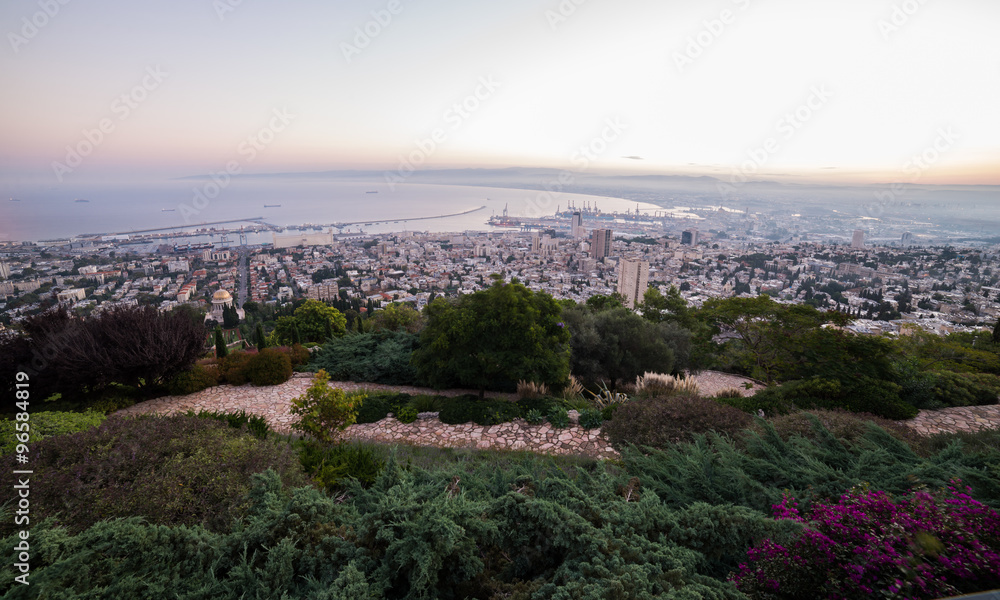 Obraz premium Sunrise in Haifa from Louis Promenade