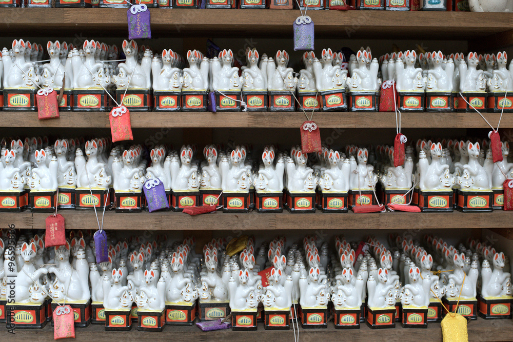 Miniature fox statues at Sasuke Inari Shrine in Kamakura　鎌倉の佐助稲荷神社