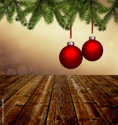 Rote Weihnachtskugeln am Tannenzweig