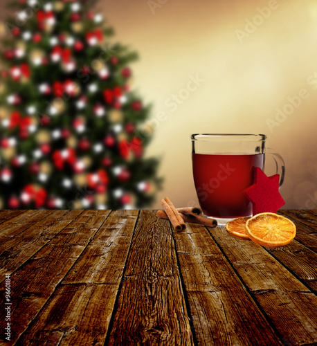 Glühwein und Weihnachtsbaum