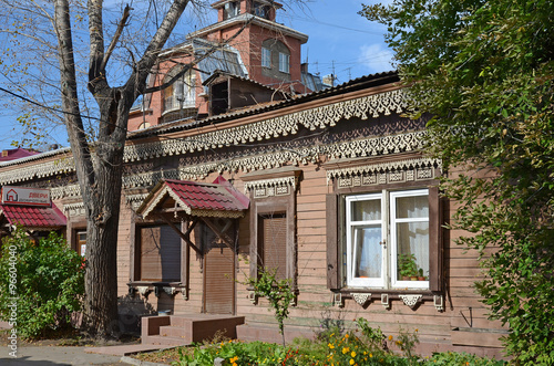 Fototapeta Naklejka Na Ścianę i Meble -  Wooden house with beauty carving and modern jalousie on Irkutsk street
