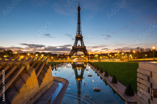 Le jour se lève à Paris photo