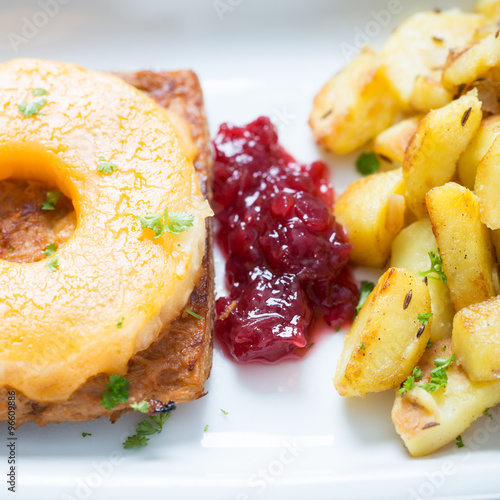 Sojasteak mit Ananas, Pflanzlichem Käse und Bratkartoffeln photo