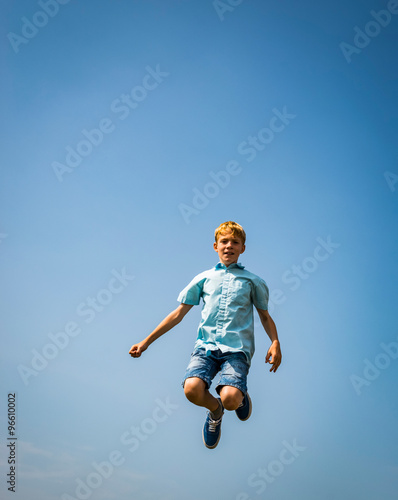 Kind springt in die Luft