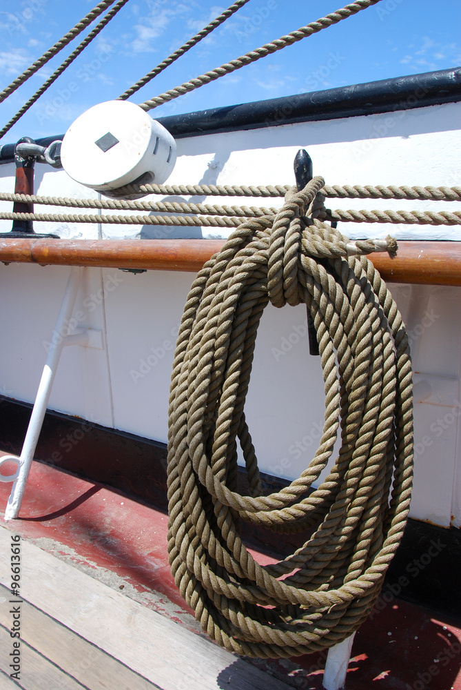 Obraz premium Old Ship Block Rigging and Rope Lines