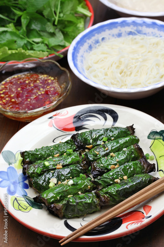 grilled minced beef wrapped in betel leaf, vietnamese cuisine, thit bo nuong la lot
