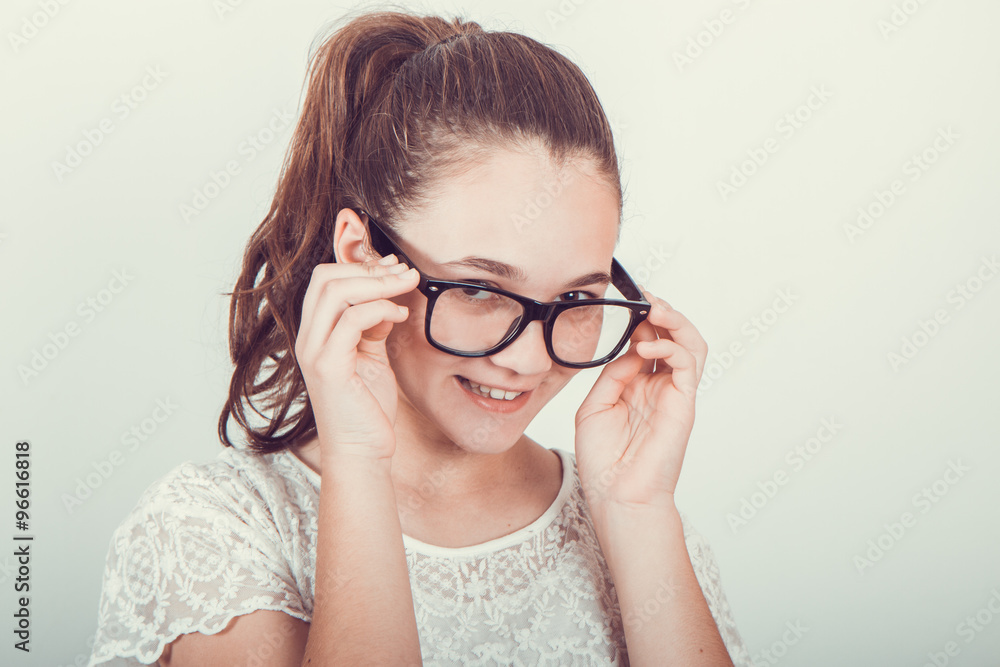 bambina con gli occhiali da vista