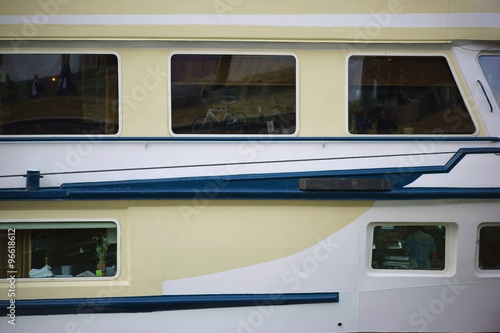 Panoramafenster Passagierschiff / Die Seitenansicht eines Passagierschiffes