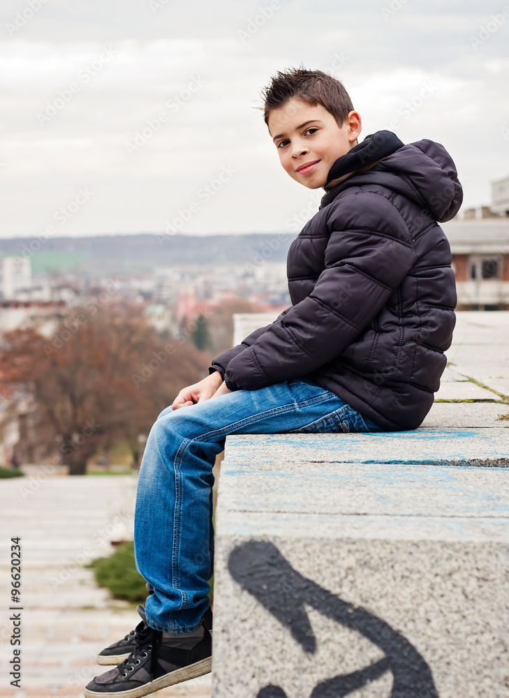 Ni o con ropa de invierno sentado en escalon Stock Photo Adobe