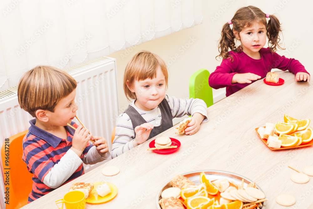 Obraz premium Lunch in kindergarden